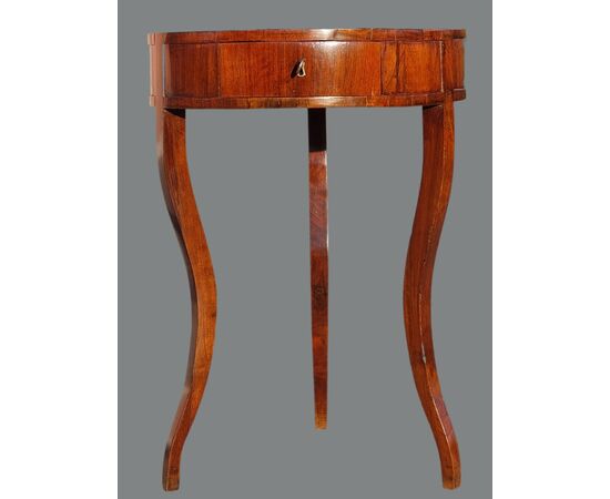 Venetian three-legged walnut table, inlaid top with segments – Early 19th century