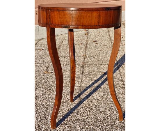 Venetian three-legged walnut table, inlaid top with segments – Early 19th century