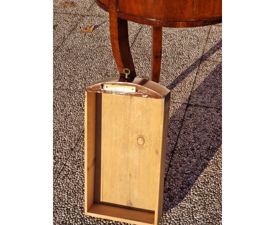 Venetian three-legged walnut table, inlaid top with segments – Early 19th century