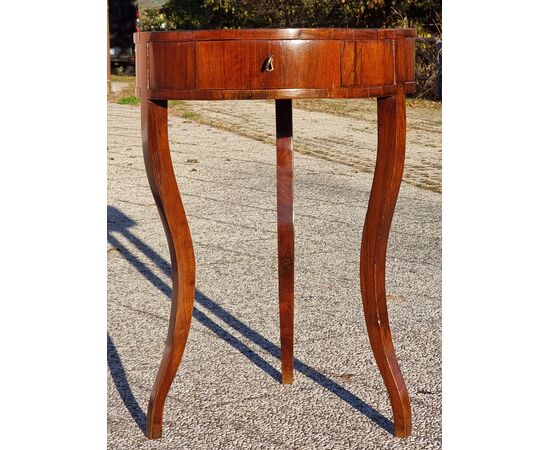 Venetian three-legged walnut table, inlaid top with segments – Early 19th century