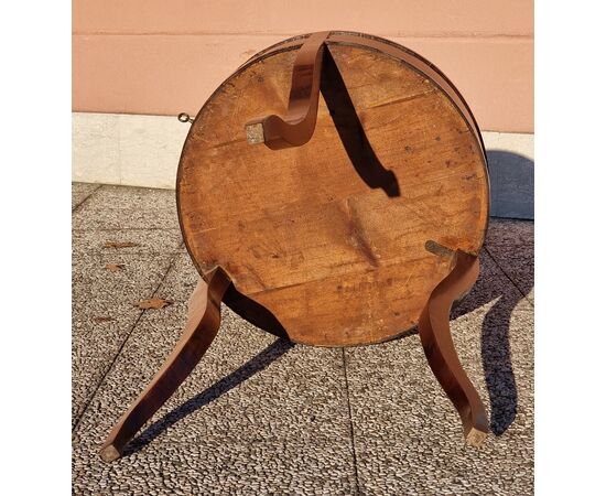 Venetian three-legged walnut table, inlaid top with segments – Early 19th century