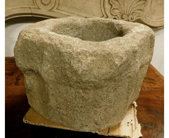 dars286  acquasantiera in pietra , epoca quindicesimo secolo, misura. cm 35 x 30  h 22 cm , Francia