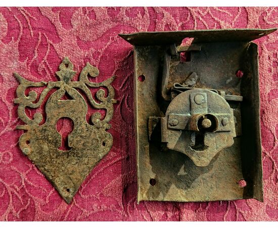 Beautiful working lockable lock, but with no key XVIIth century     