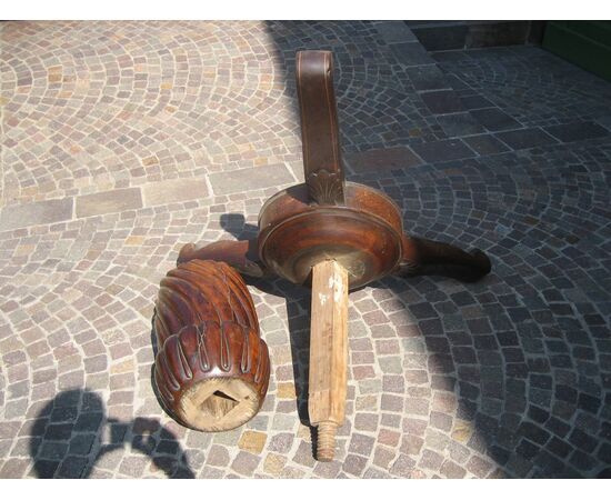 Large round table in walnut with a central leg     