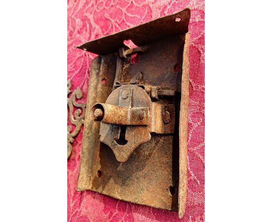 Bella serratura da cassapanca funzionante, ma priva di chiave XVII secolo