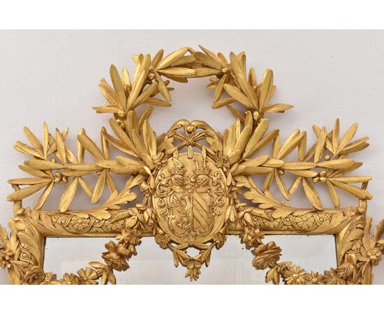 SPECCHIO ANTICO CON STEMMA, SPECCHIERA LUIGI FILIPPO, CORNICE DORATA IN LEGNO INTAGLIATO, XIX  (SPC193)