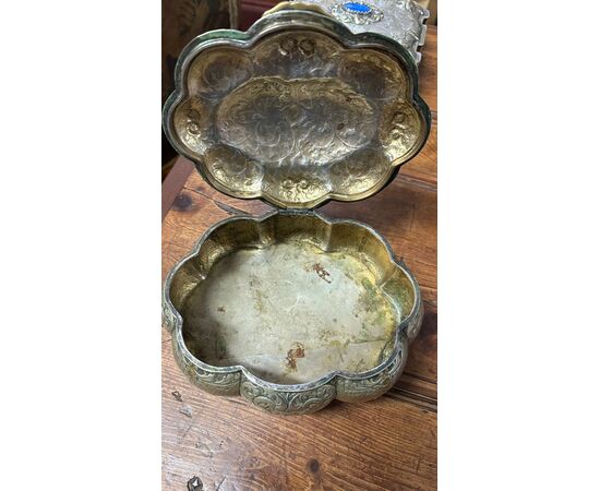 Finely chased, polylobed silver-plated metal box. Era: Art Nouveau.