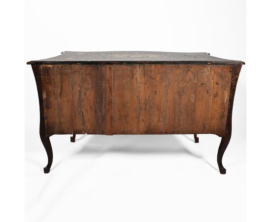 Cassettone in legno di noce intarsiato in varie essenze; Italia centrale, metà XVIII secolo