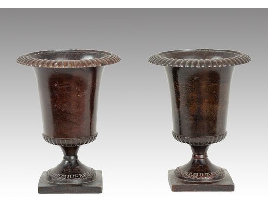 Coppia di vasi antichi in bronzo brunito. Napoli XIX secolo.