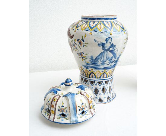 Coppia di vasi antichi in porcellana policroma raffigurante scene carnascialesche. Venezia XVIII secolo.