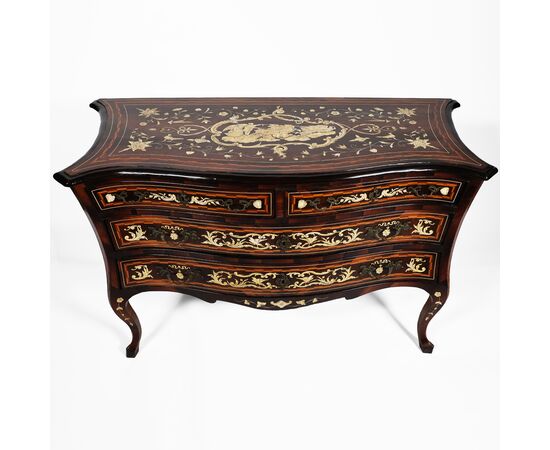 Cassettone in legno di noce intarsiato in varie essenze; Italia centrale, metà XVIII secolo