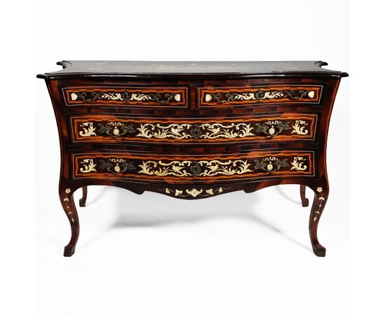 Cassettone in legno di noce intarsiato in varie essenze; Italia centrale, metà XVIII secolo