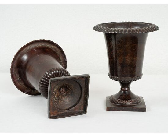 Coppia di vasi antichi in bronzo brunito. Napoli XIX secolo.