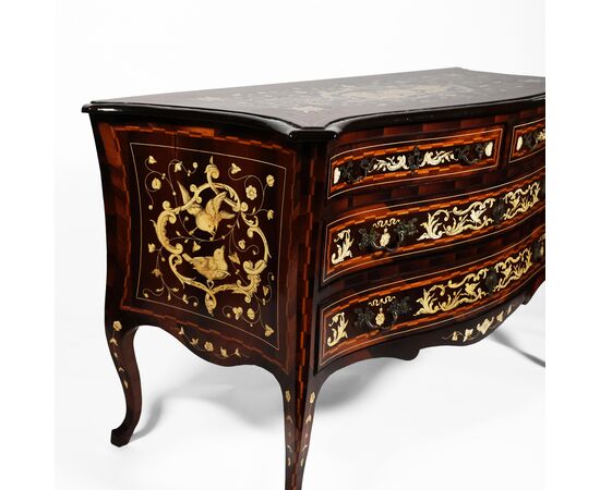 Cassettone in legno di noce intarsiato in varie essenze; Italia centrale, metà XVIII secolo