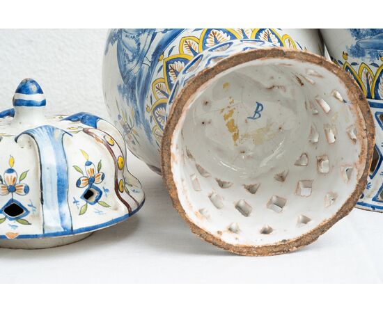 Coppia di vasi antichi in porcellana policroma raffigurante scene carnascialesche. Venezia XVIII secolo.