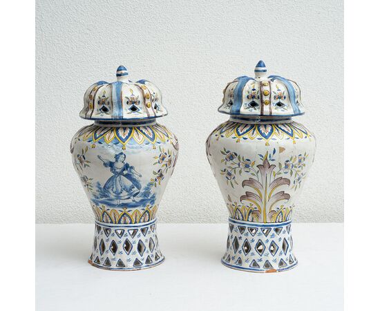 Coppia di vasi antichi in porcellana policroma raffigurante scene carnascialesche. Venezia XVIII secolo.