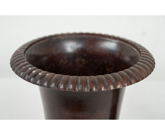 Coppia di vasi antichi in bronzo brunito. Napoli XIX secolo.