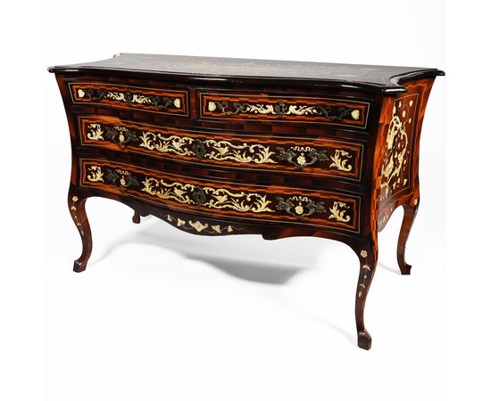 Cassettone in legno di noce intarsiato in varie essenze; Italia centrale, metà XVIII secolo