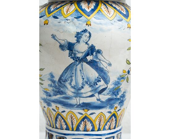 Coppia di vasi antichi in porcellana policroma raffigurante scene carnascialesche. Venezia XVIII secolo.