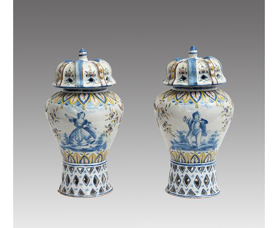 Coppia di vasi antichi in porcellana policroma raffigurante scene carnascialesche. Venezia XVIII secolo.