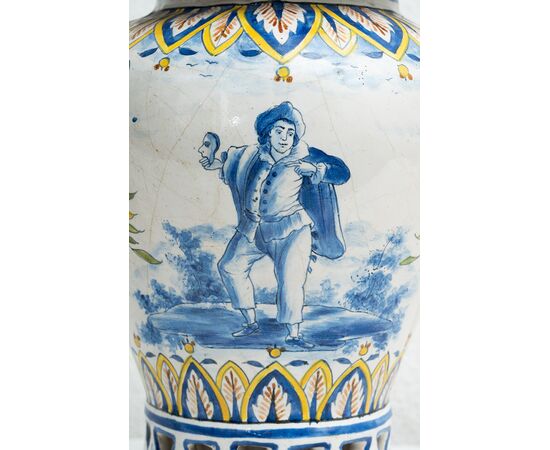 Coppia di vasi antichi in porcellana policroma raffigurante scene carnascialesche. Venezia XVIII secolo.