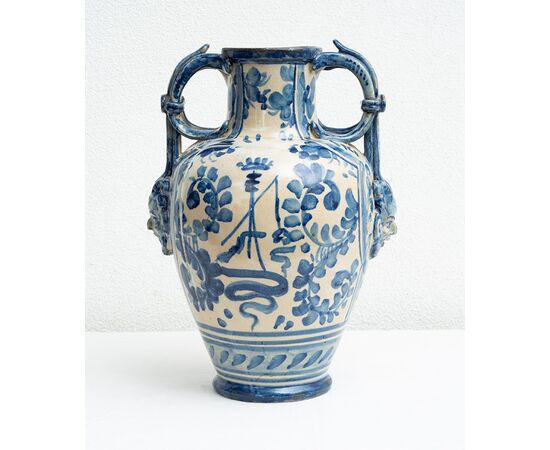 Vaso antico biansato in maiolica smaltata raffigurante paesaggio campestre. Albisola (SV) XVIII secolo.