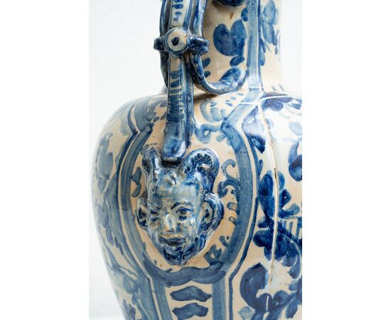 Vaso antico biansato in maiolica smaltata raffigurante paesaggio campestre. Albisola (SV) XVIII secolo.