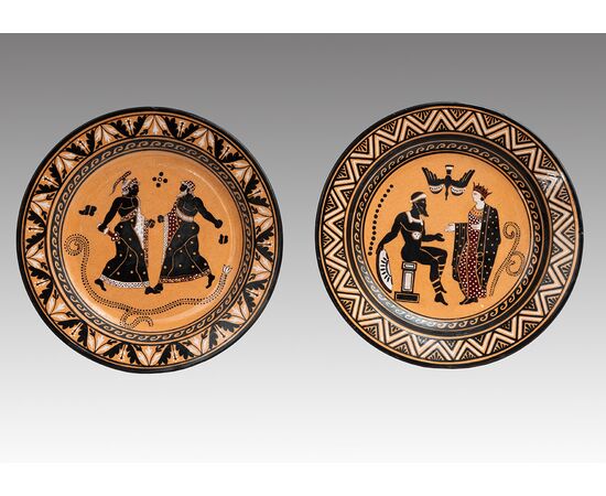 Coppia di piatti antichi "Giustiniani" in terraglia policroma appartenente agli inizi del XIX secolo.