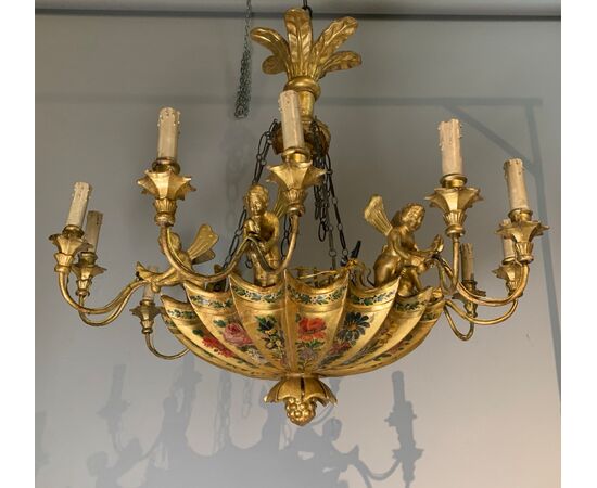 Lampadario a dieci luci in legno intagliato, dorato e dipinto. Vienna, inizi XIX secolo.