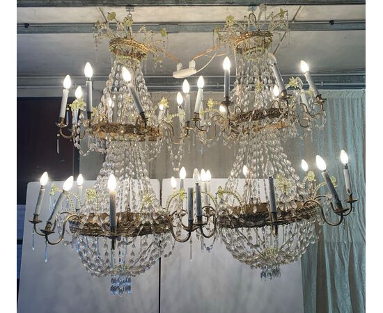 Coppia di importanti lampadari a sedici luci in cristallo e lamierino dorato. Venezia, inizi XIX secolo.