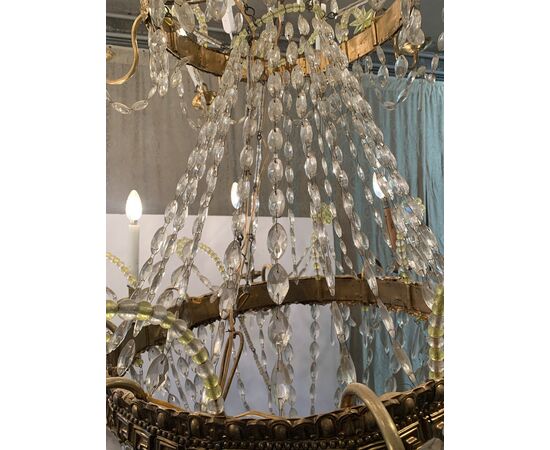 Coppia di importanti lampadari a sedici luci in cristallo e lamierino dorato. Venezia, inizi XIX secolo.