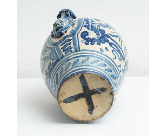 Vaso antico biansato in maiolica smaltata raffigurante paesaggio campestre. Albisola (SV) XVIII secolo.