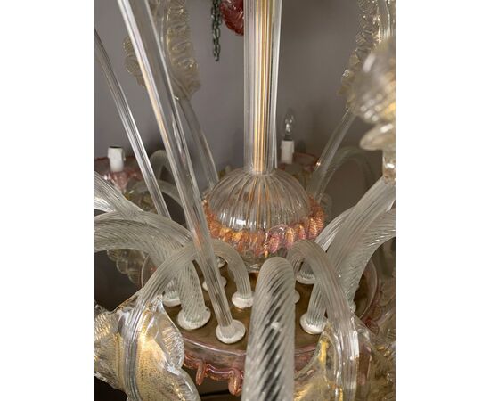 Lampadario a otto luci in vetro soffiato di Murano. Italia, inizi XX secolo.