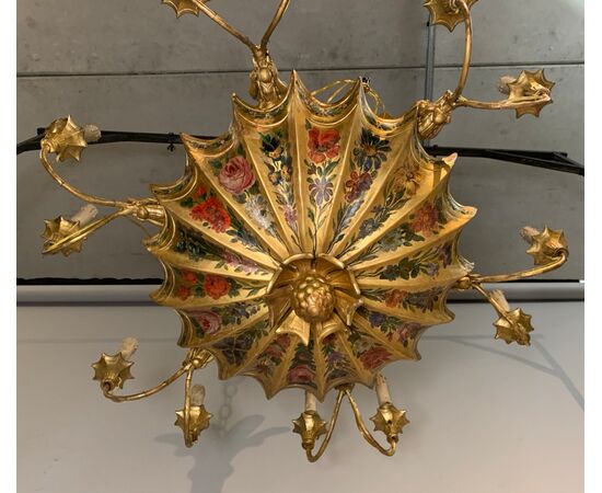 Lampadario a dieci luci in legno intagliato, dorato e dipinto. Vienna, inizi XIX secolo.