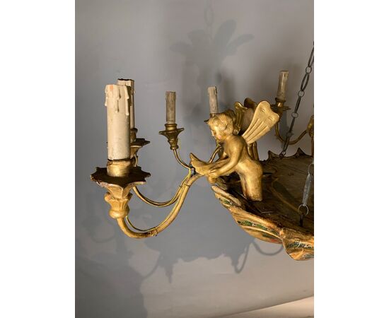 Lampadario a dieci luci in legno intagliato, dorato e dipinto. Vienna, inizi XIX secolo.