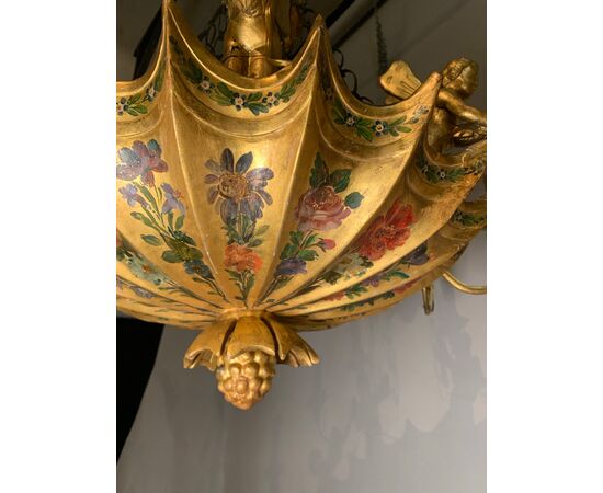 Lampadario a dieci luci in legno intagliato, dorato e dipinto. Vienna, inizi XIX secolo.