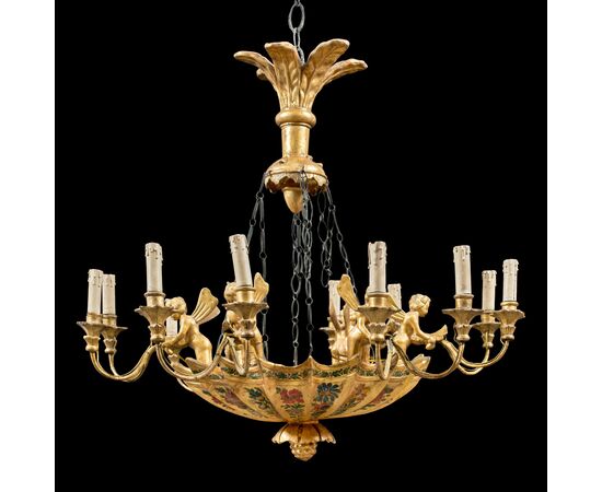 Lampadario a dieci luci in legno intagliato, dorato e dipinto. Vienna, inizi XIX secolo.