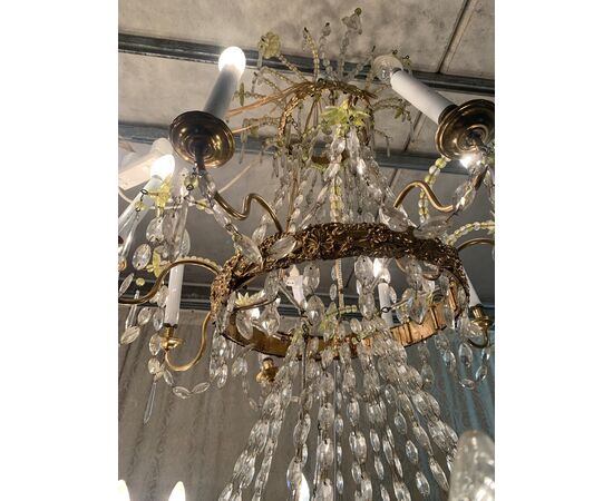 Coppia di importanti lampadari a sedici luci in cristallo e lamierino dorato. Venezia, inizi XIX secolo.