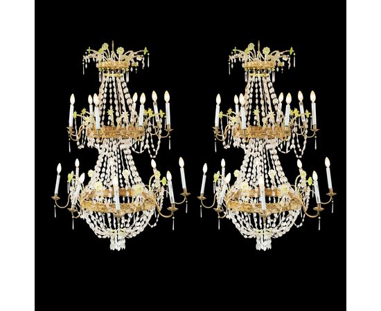 Coppia di importanti lampadari a sedici luci in cristallo e lamierino dorato. Venezia, inizi XIX secolo.