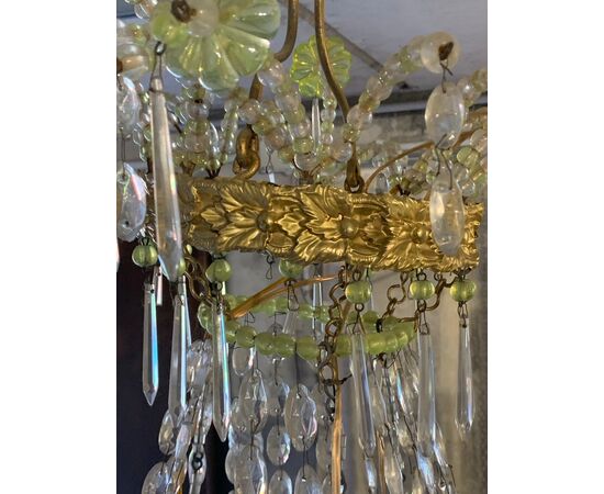 Coppia di importanti lampadari a sedici luci in cristallo e lamierino dorato. Venezia, inizi XIX secolo.