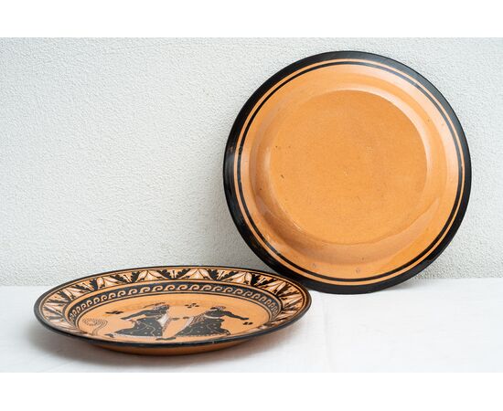Coppia di piatti antichi "Giustiniani" in terraglia policroma appartenente agli inizi del XIX secolo.