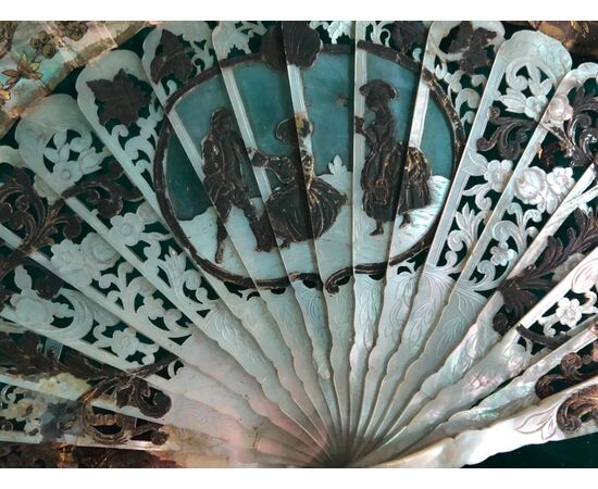 Perforated mother-of-pearl fan with Pavese in painted paper.France     