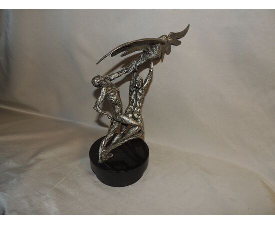 scultura in argento,' Trofeo della pace' di Laura Cretara