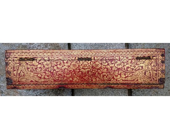 Scatola birmana in legno laccata e dorata.