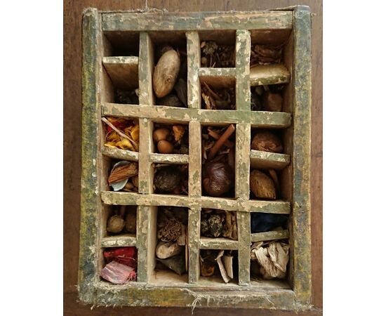 Bellissima scatola porta medicine in legno tipinta