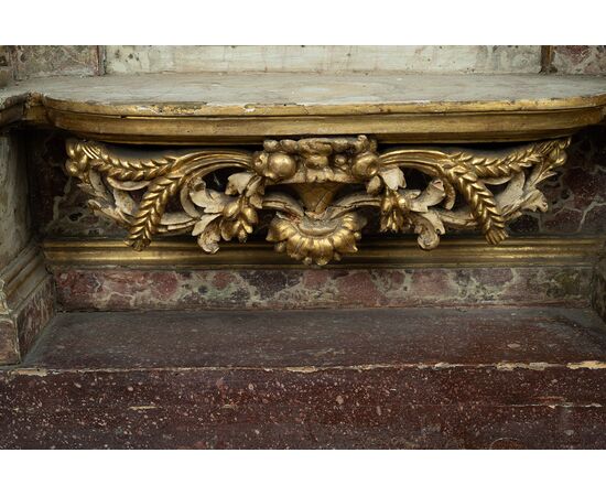 Antique tabernacle of Roman origin in marbled wood. 17th Century.