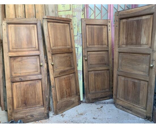 PTS903 - N. 4 porte in noce, epoca '800, misure cm L 72/78/79 x H 202