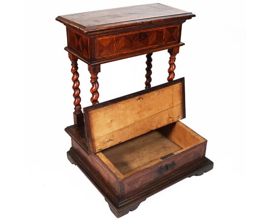 Inginocchiatoio lastronato ed intarsiato in varie essenze, colonne a torciglione, Italia, XVIII secolo