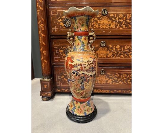 Painted and gilded porcelain vase. Japan, 20th century