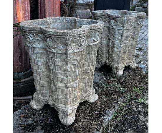 DAR689 - N. 2 vasi in cemento, epoca '800/'900, misure cm L 50 x P 50 x H 60